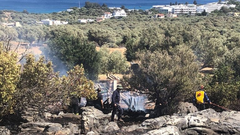 Λασίθι: Πρόλαβαν τη φωτιά στην Ελούντα πριν επεκταθεί