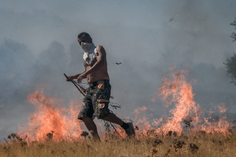 Κερατέα: Kρίσιμη νύχτα για την οριοθέτηση και την αντιμετώπιση αναζωπυρώσεων (video)