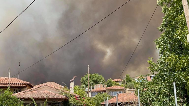 Ολυμπία: Πυρκαγιά σε Φλόκα και Ηράκλεια – Εκκενώνονται οικισμοί (video)