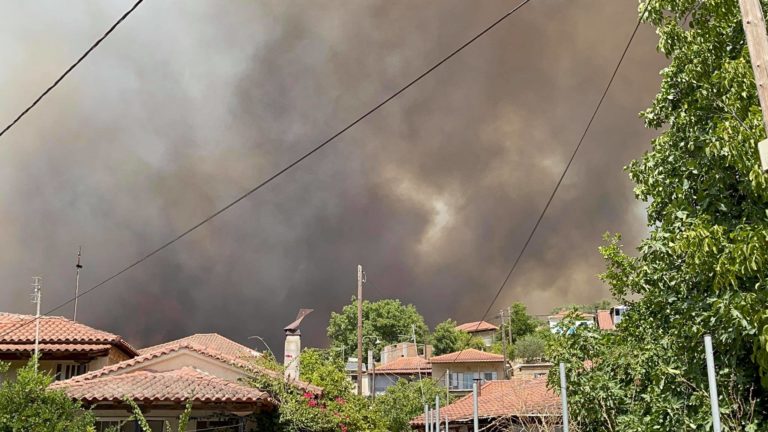 Ολυμπία: Πυρκαγιά σε Φλόκα και Ηράκλεια – Εκκενώνονται οικισμοί (video)