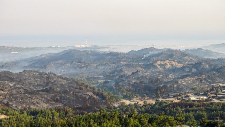 Σε ύφεση η φωτιά στη Ρόδο – Δύσκολη η νύχτα – Μεγάλες οι καταστροφές