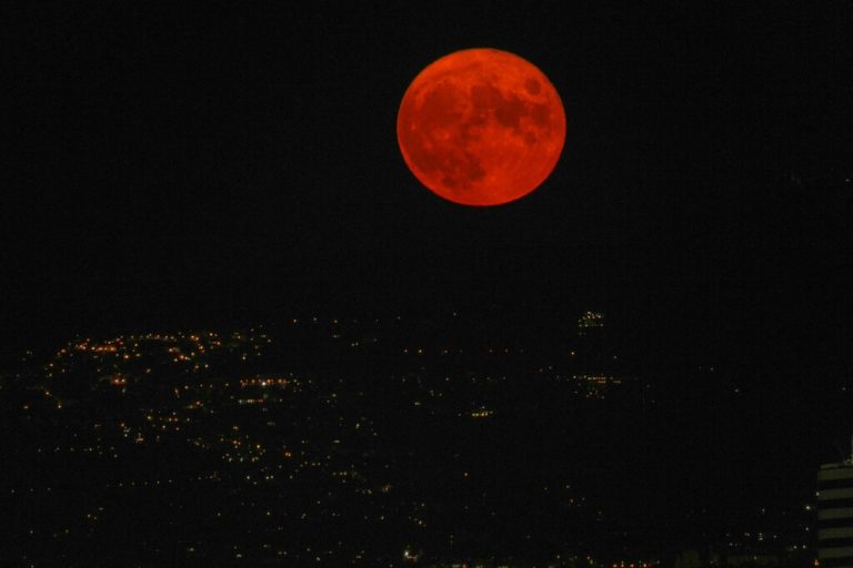 Αυγουστιάτικη Πανσέληνος: Υπέροχες εικόνες από την Ελλάδα και το εξωτερικό