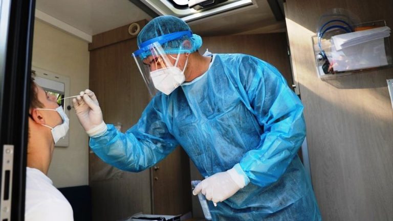 CDC – EKΠΑ: Oδηγίες για τους πλήρως εμβολιασμένους σε περίπτωση επαφής με κρούσμα