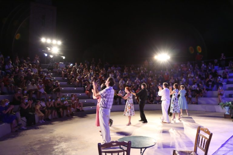 “Μάγεψε” το κοινό το “Θεσσαλικό” στο θέατρο της Αιγάνης