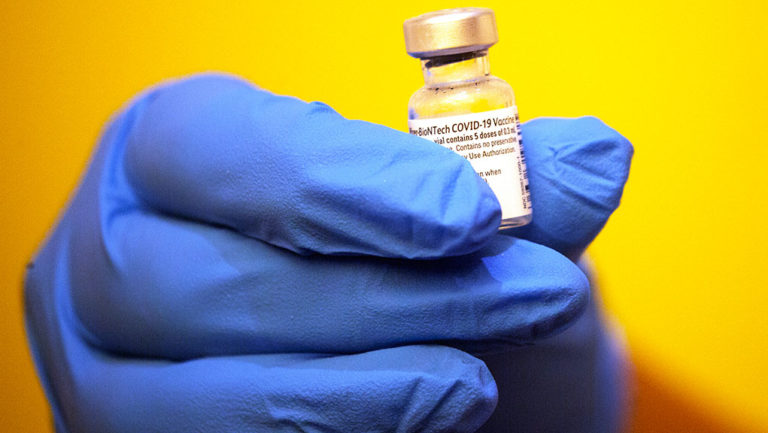 Ισραήλ: Η γ’ δόση του εμβολίου της Pfizer βελτίωσε την προστασία κατά της μόλυνσης και της σοβαρής νόσησης σε άτομα 60 ετών και άνω