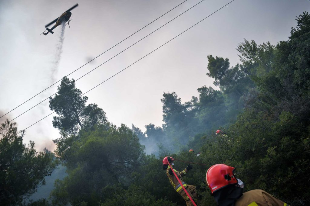 Βίλια – φωτιά: Αδιάκοπη μάχη με τις αναζωπυρώσεις κοντα σε Οινόη και Πανόραμα