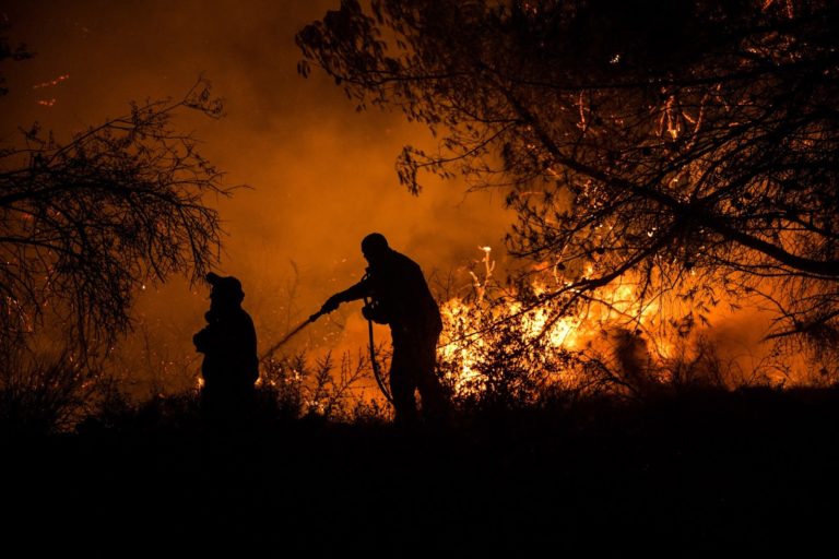 Έριξε βεγγαλικά βάζοντας φωτιά – Απεγκλωβίστηκε γυναίκα  και κινδύνεψαν σπίτια