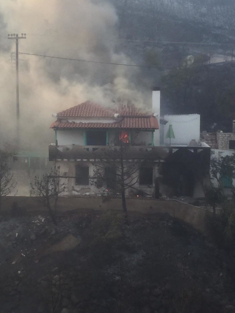 Βασιλίτσι Μεσσηνίας: Κάηκαν σπίτια – Εκκενώθηκε ο οικισμός Λειβαδάκια- Εξοχική κατοικία παραδόθηκε στις φλόγες (video)