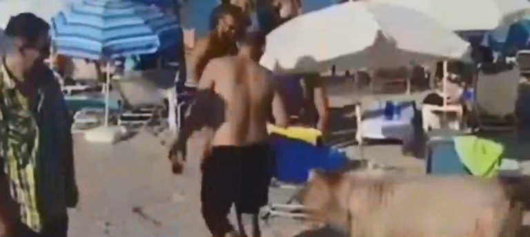 Βίντεο – Χαλκιδική: Τράγος εμφανίστηκε σε beach bar, ανάμεσα στους λουόμενους