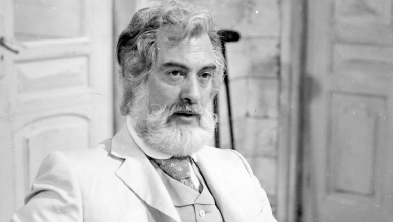 Πέντε χρόνια χωρίς τον Ανδρέα Μπάρκουλη – Δείτε τον Θείο Βάνια από το Θέατρο της Δευτέρας (video)