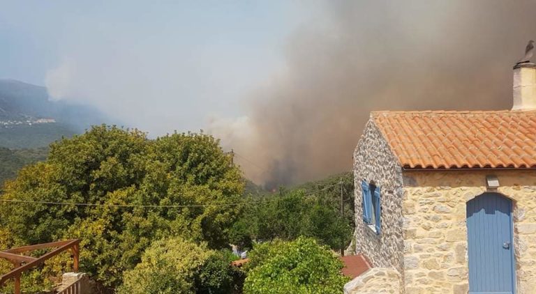 Τιτάνια η μάχη στη φωτιά της Ανατολικής Μάνης – Εκκενώνεται το Γύθειο – Απεγκλωβισμός από σκάφος του Λιμενικού (video)