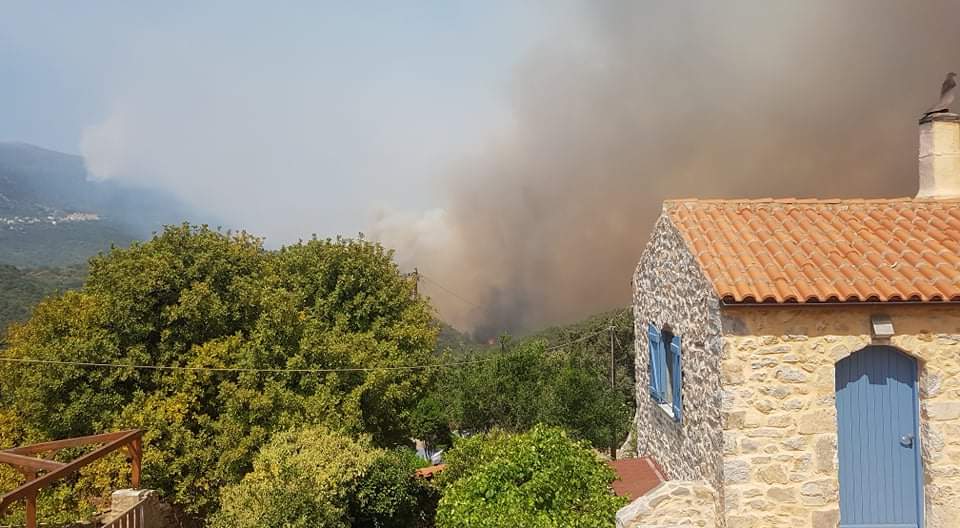 Τιτάνια η μάχη στη φωτιά της Ανατολικής Μάνης – Εκκενώνεται το Γύθειο – Απεγκλωβισμός από σκάφος του Λιμενικού (video)