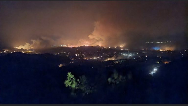 Σε ύφεση τα μέτωπα της φωτιάς στη Ρόδο – Ολονύκτια μάχη των πυροσβεστικών δυνάμεων (video)