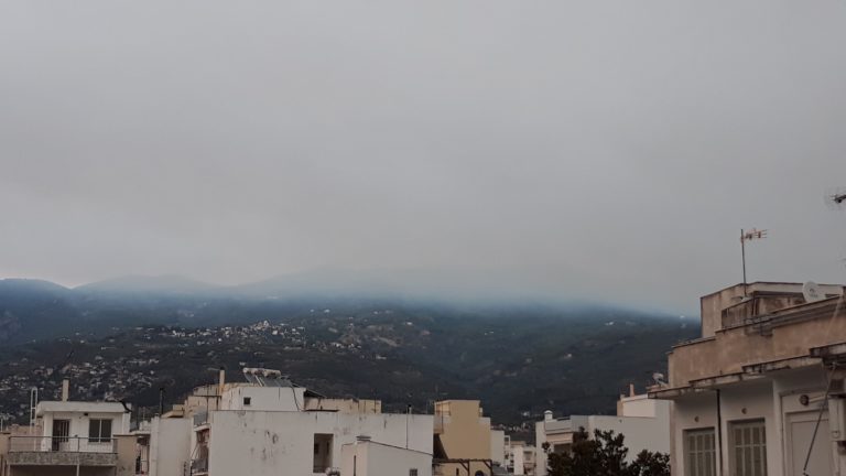 Καπνός από την πυρκαγιά της Εύβοιας σκέπασε το Βόλο – Στα ύψη τα μικροσωματίδια