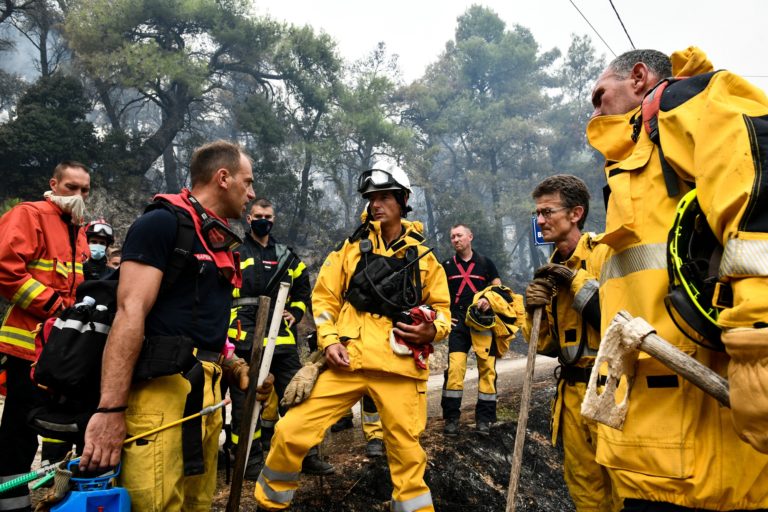 Ξεκίνησαν να επιχειρούν οι πυροσβέστες από το εξωτερικό