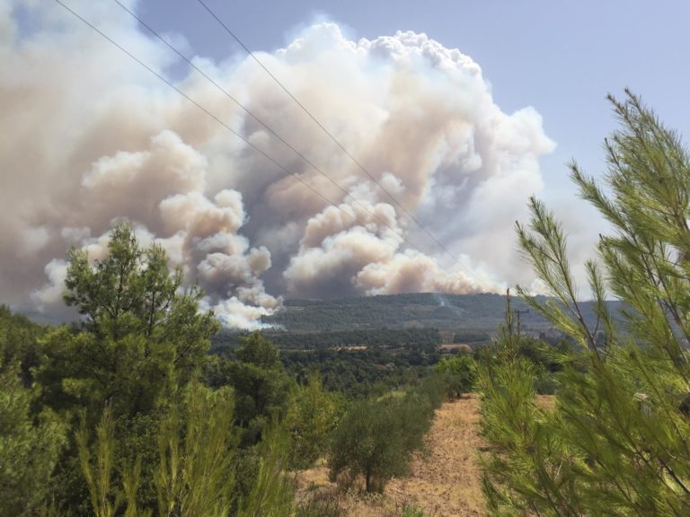 Μαίνεται η φωτιά στη Γορτυνία  – Εντολή εκκένωσης πολλών οικισμών από το 112 (video)