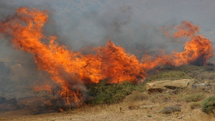 Θεσσαλονίκη: Υπό μερικό έλεγχο η φωτιά σε ξηρά χόρτα στον Λαγκαδά