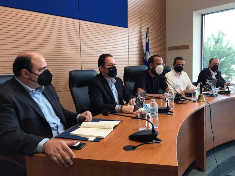 Πάτρα: Σε εξέλιξη σύσκεψη παρουσία Στ. Πέτσα – Αποτίμηση καταστροφών από τις πυρκαγιές (video)
