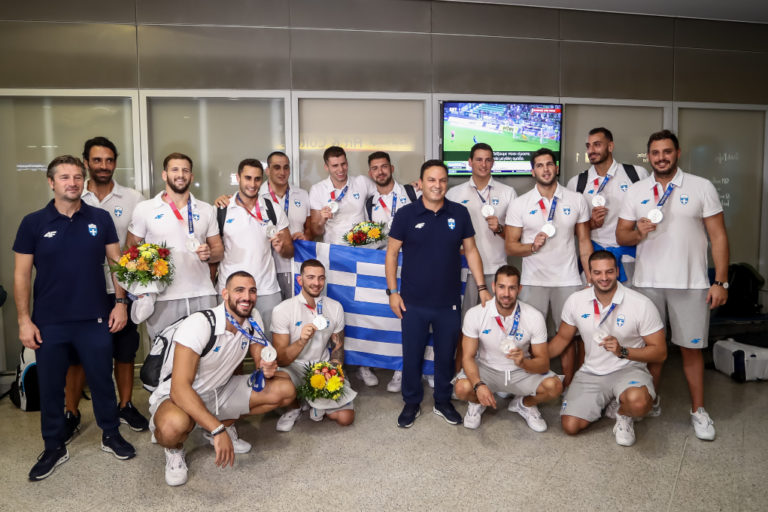 Πάτησε Ελλάδα με τα μετάλλια στο στήθος η εθνική ομάδα πόλο (video)