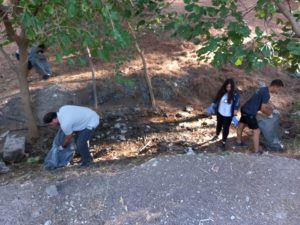 “Λέσβος χωρίς πλαστικά”: Καθάρισαν το άλσος κάτω από το αρχαίο θέατρο Μυτιλήνης (video)