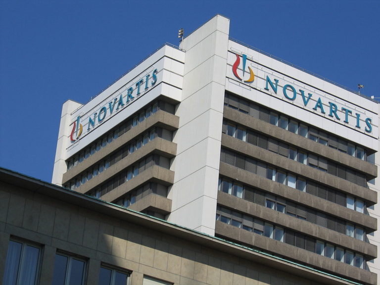 «Πόλεμος» ανακοινώσεων για την υπόθεση Novartis μεταξύ ΝΔ — ΣΥΡΙΖΑ-ΠΣ