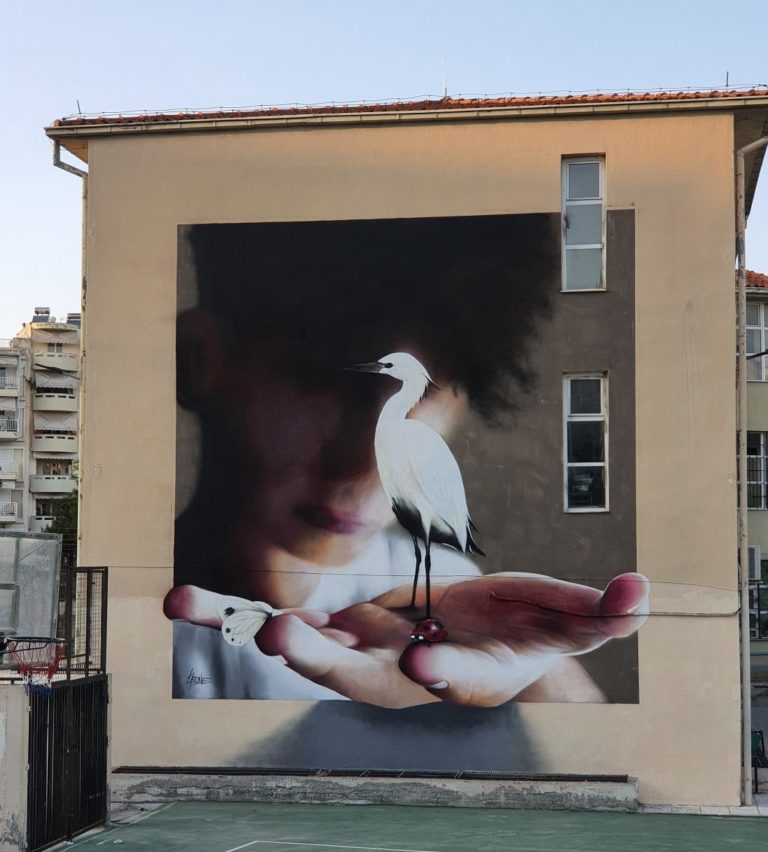 Ένα γκράφιτι με πολλαπλά μηνύματα από τον Ιταλό street artist Cheone στο 7ο Λύκειο Καλαμαριάς