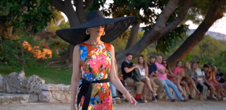 Η επίδειξη μόδας του Βασίλη Ζούλια με άρωμα 60s – Ξανά στην πασαρέλα η Βίκυ Κουλιανού