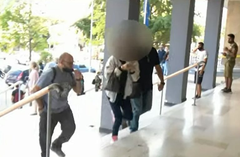 Ελεύθερη η 33χρονη που κατηγορείται για σεξουαλική εκμετάλλευση ανήλικης