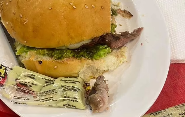 Βολιβία: Βρήκε ανθρώπινο δάχτυλο στο burger της – Το μασούσε έως ότου καταλάβει τι είναι (φωτογραφίες)