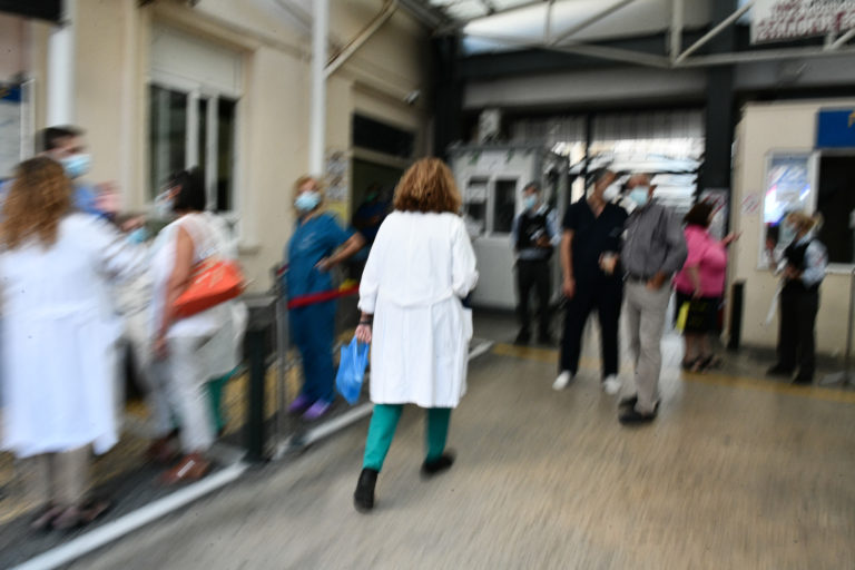 Επιτροπή επιδημιολόγων για ανεμβολίαστους νοσηλευτές: Απαιτείται και 2ο θετικό τεστ σε δημόσια δομή
