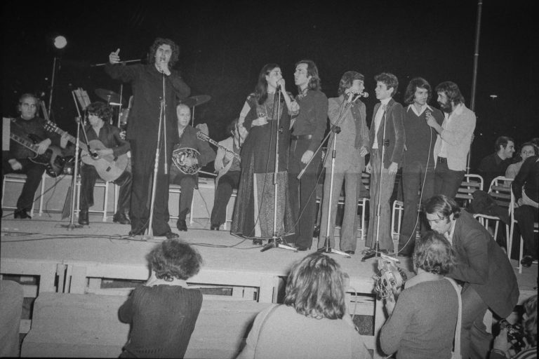Οι ιστορικές συναυλίες του Μίκη Θεοδωράκη μετά την πτώση της χούντας το ‘74, στη Χιλή, στην Αβάνα – Η συνύπαρξη με τον Τσιτσάνη (video)