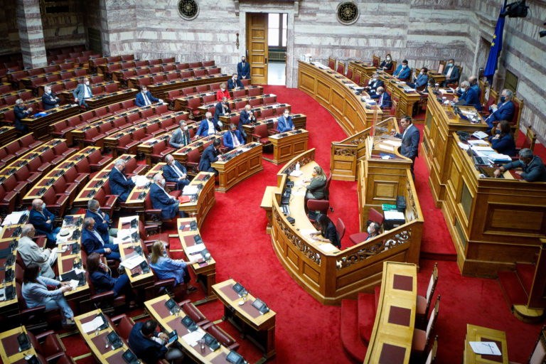 Βουλή: Με 158 «ναι» εγκρίθηκε το νέο ασφαλιστικό (video)