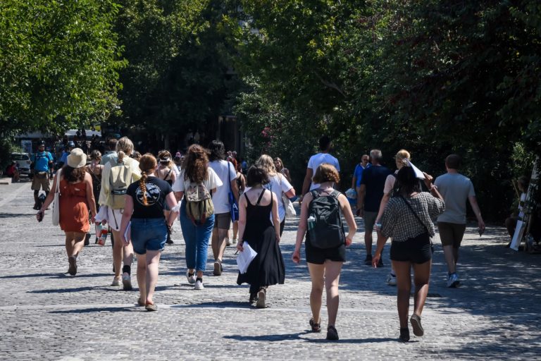 Mίνι lockdown σε Αχαΐα, Ηλεία και Ικαρία – Οι κόκκινες περιοχές στον χάρτη ECDC (video)