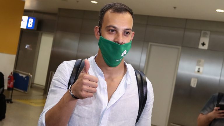 Έφτασε στην Αθήνα ο Μπρινιόλι: «Χαρούμενος που με επέλεξε αυτή η ιστορική ομάδα»