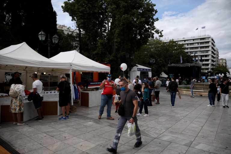 Φωτογραφίες: Το κέντρο της Αθήνας ετοιμάζεται για το Ράλι Ακρόπολις – Τα κλικ από την προετοιμασία
