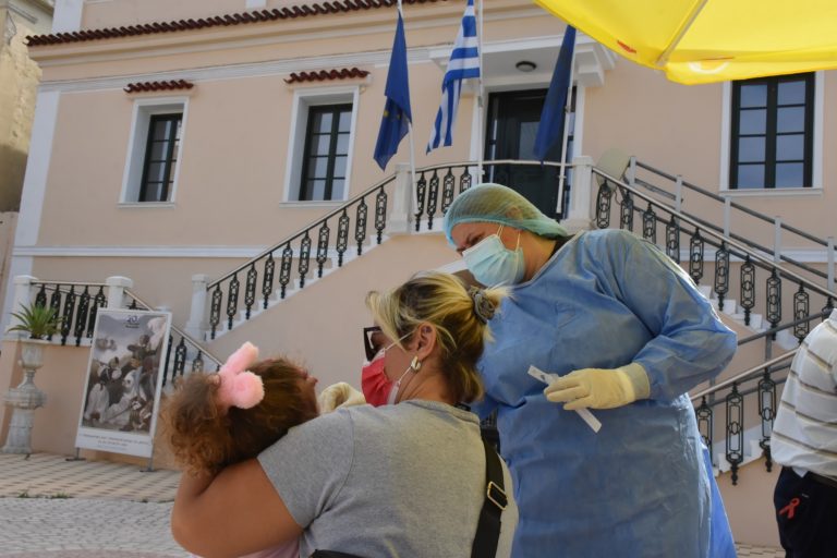 Κορονοϊός: Σταθεροποίηση με «έκρηξη τεστ» και εμβόλια – Eνθαρρυντικά μηνύματα από τα σχολεία