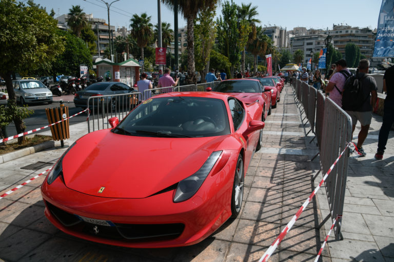 Ferrari: Στα κόκκινα «ντύθηκε» ο Πειραιάς – 30 κομψοτεχνήματα της ιταλικής φίρμας στο Πασαλιμάνι (εικόνες & video)