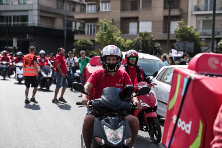 Βουλή: Κατατέθηκε η τροπολογία του ΣΥΡΙΖΑ-ΠΣ για τους διανομείς σε πλατφόρμες εστίασης