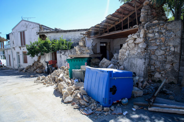 Π. Καρύδης: Κάτω από τα σπίτια ο σεισμός – Τα κτίρια είχαν εξασθενήσει από τους μετασεισμούς (video)