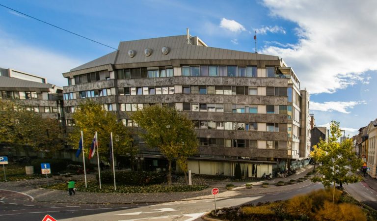 Σλοβενία: Εισβολή αρνητών του κορονοϊού στο στούντιο της δημόσιας τηλεόρασης