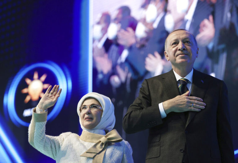 Βιβλίο έγραψε και η Εμινέ Ερντογάν, μετά από τον Τούρκο πρόεδρο (video)
