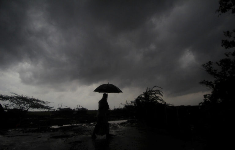 Ινδία: Δεκάδες χιλιάδες άνθρωποι απομακρύνονται, καθώς προσεγγίζει ο κυκλώνας Γκούλαμπ