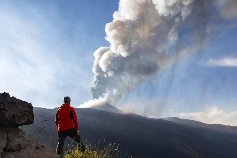 Ιταλία: Νέα θεαματική έκρηξη της Αίτνας με στήλη στάχτης άνω των 9 χιλιομέτρων