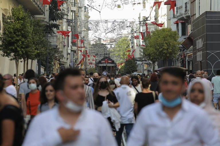 Διαδήλωση στην Κωνσταντινούπολη κατά του εμβολιασμού και των υποχρεωτικών μέτρων για την πανδημία