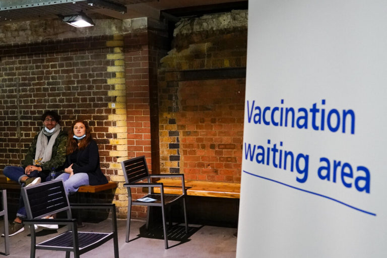 Βρετανία: Τρίτη δόση εμβολίου σε άτομα με εξασθενημένο ανοσοποιητικό