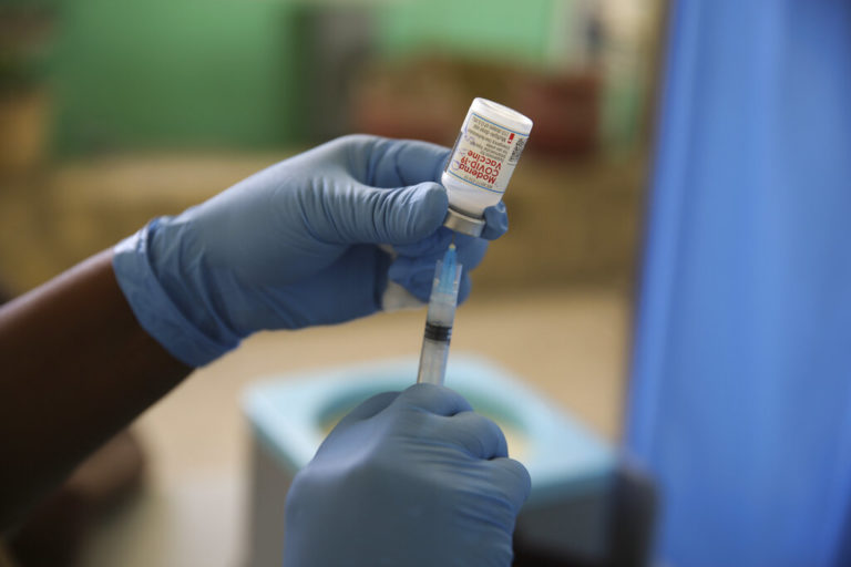 ΗΠΑ – CDC: Το εμβόλιο της Moderna ελαφρώς πιο αποτελεσματικό στην πρόληψη της νοσηλείας λόγω Covid-19