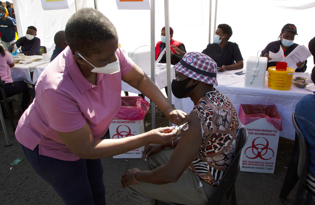 Ο ΠΟΥ ζητά χορήγηση τρίτης δόσης μόνο σε ανοσοκατεσταλμένους για να προχωρήσει ο εμβολιασμός στις φτωχές χώρες  