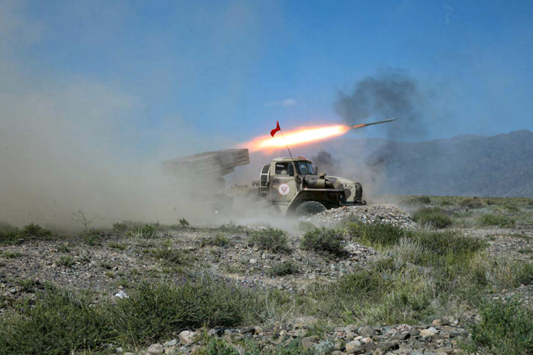 Ρωσία: Η Μόσχα στέλνει τεθωρακισμένα οχήματα και στρατιωτικό εξοπλισμό στο Τατζικιστάν που συνορεύει με το Αφγανιστάν
