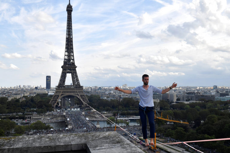 Γαλλία: Νατάν Πολέν, ο ισορροπιστής που περπάτησε 510 μ. σε τεντωμένο σχοινί (φωτογραφίες)