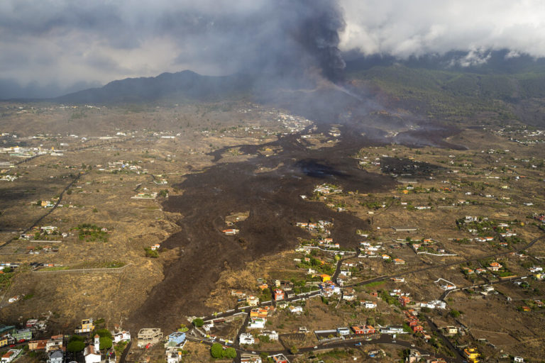 Ηφαίστειο Λα Πάλμα: Η καυτή λάβα συνεχίζει την καταστροφική της πορεία – Εκχιονιστικά μαζεύουν τις στάχτες (video – φωτογραφίες)